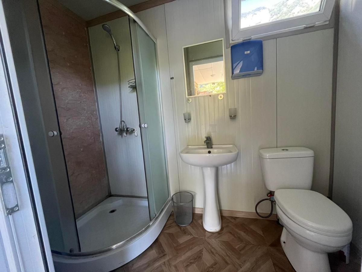Guest House Oasis - Tvishi 외부 사진