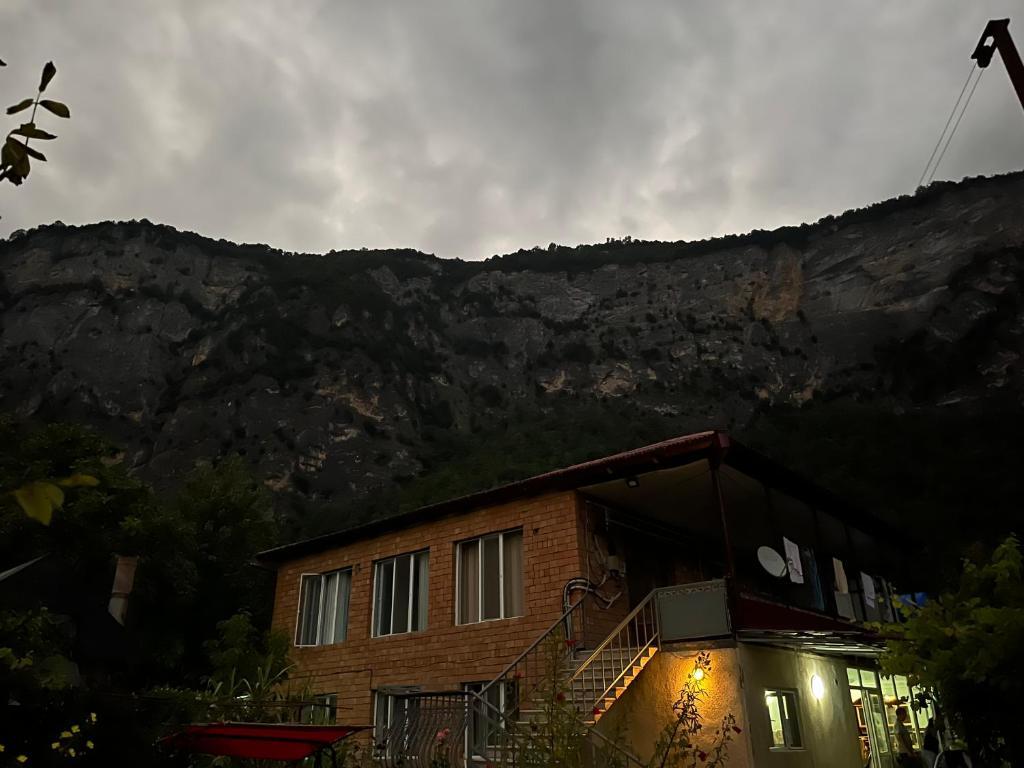 Guest House Oasis - Tvishi 외부 사진